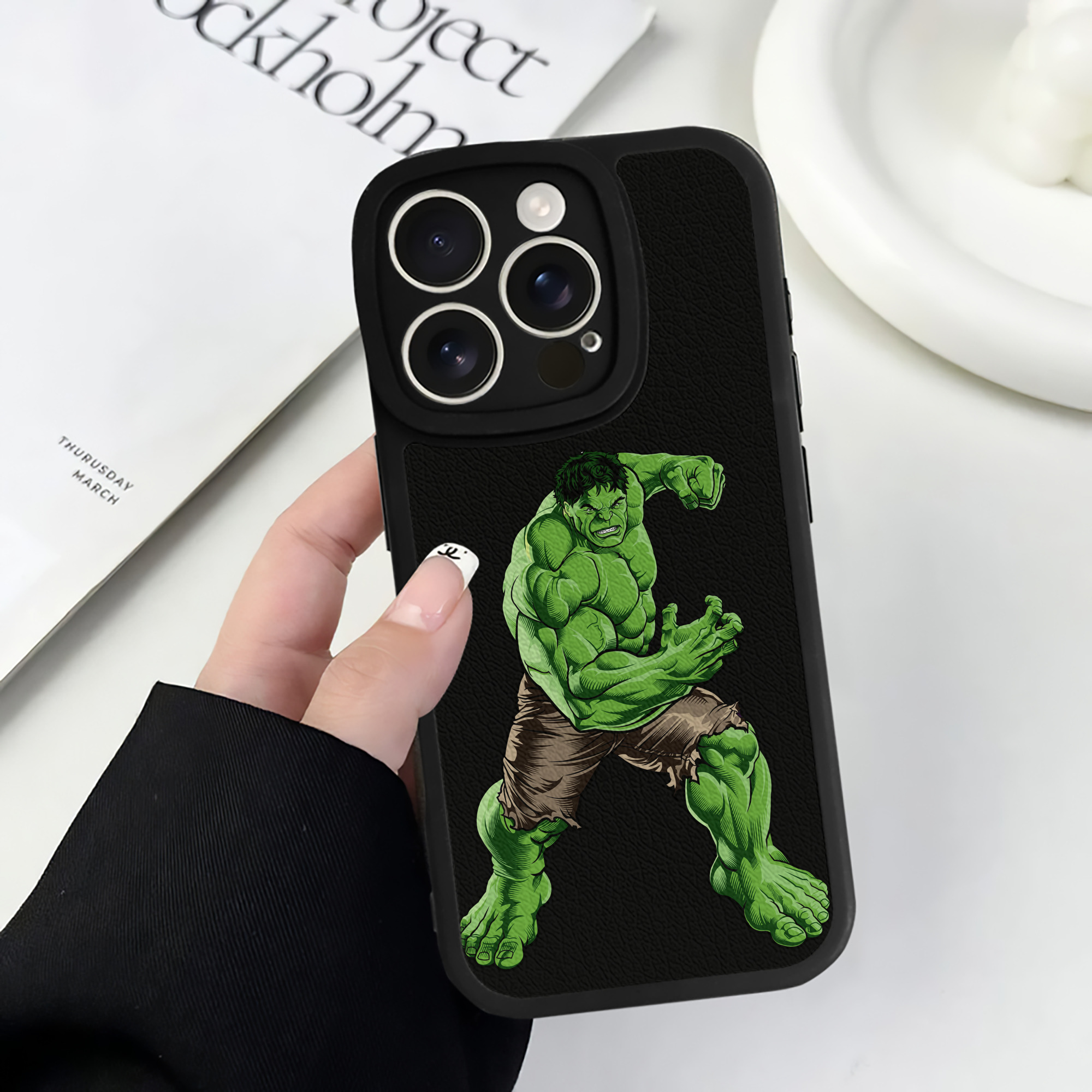 （画像用） アベンジャーズ The Avengers 【iPhone 16シリーズ対応】シリコンスマホケース（レザー調） 材質：シリコン